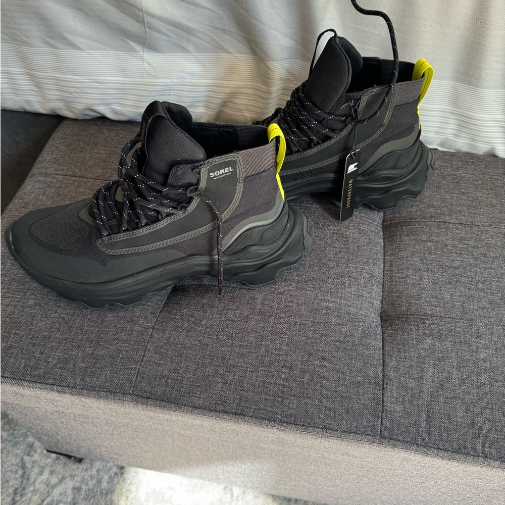 Sorel Women's Kinetic Breakthru Venture Mid Waterproof Shoe.  NWT 8.5 black
